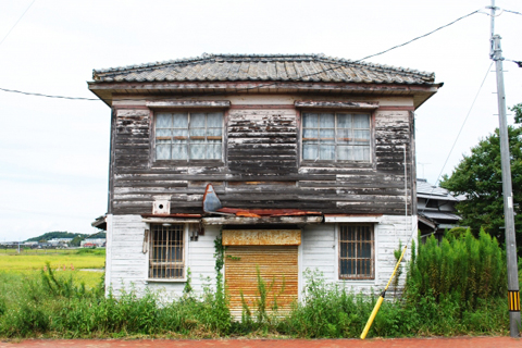 塗装が剥げている廃屋